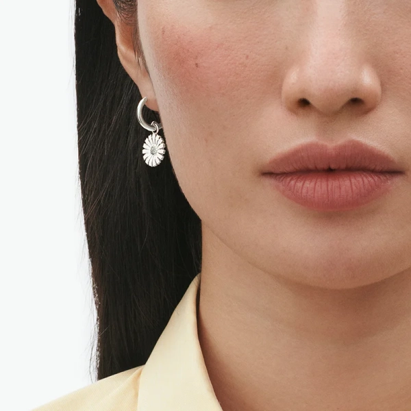 SS25_ECOM_ON-MODEL_DAISY_EARRING_SILVER_20001541_Close-ups