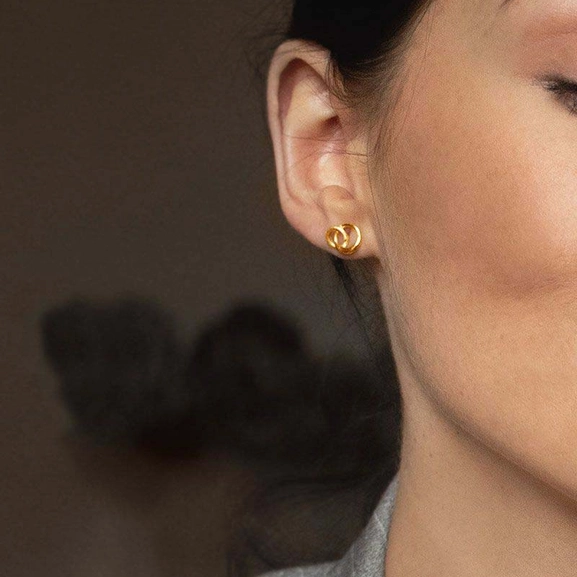 Les Amis Drop Studs Gold - Drakenberg Sjölin Örhängen - Snabb frakt & paketinslagning - Nordicspectra.se