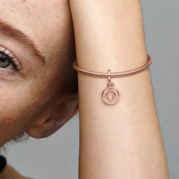 Funkelndes Pavé Crown O Charm-Anhänger von PANDORA, Schneller Versand - Nordicspectra.de