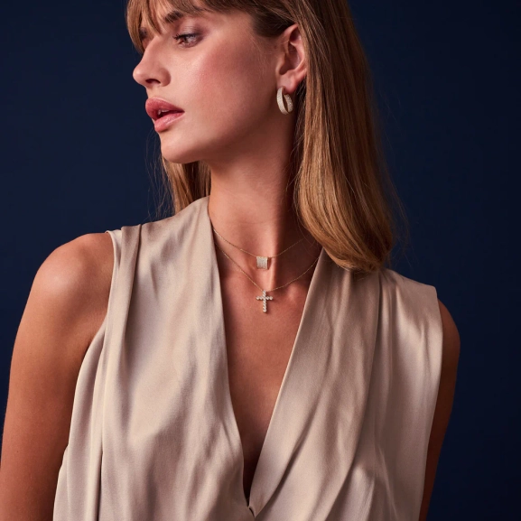 eine elegante Halskette aus 18 Karat vergoldetem Silber mit funkelnden Zirkonia.