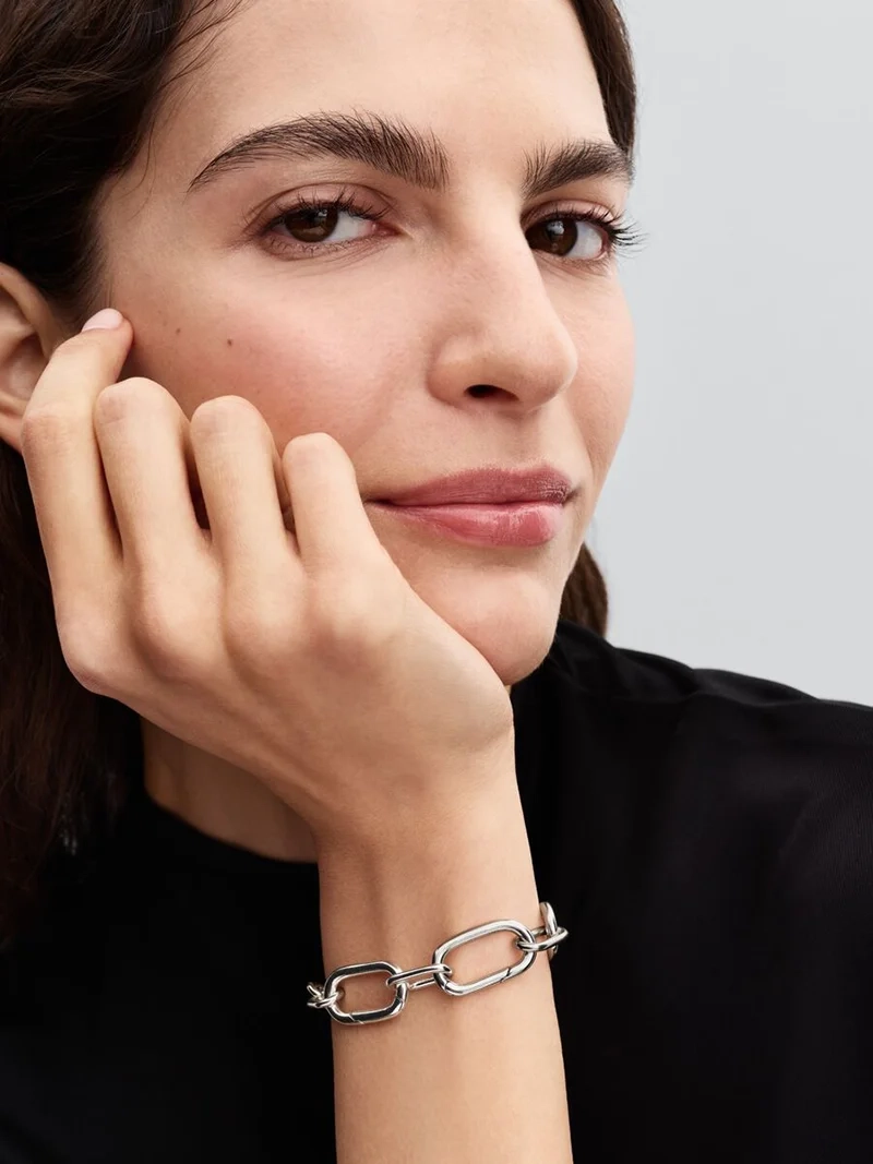 Djärvt länkkedjearmband från Pandora ME i sterlingsilver för en modig och personlig stil. Skapa ett vågat intryck med detta imponerande armband som ger en känsla av självförtroende och unikhet.