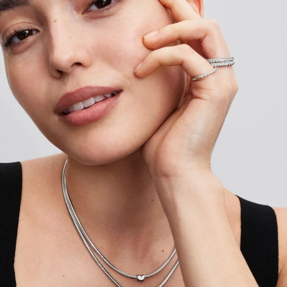 Berlockset Mini Hjärta & Mini Tass från Pandora Moments. Ett blankt hjärta och en strukturerad tass för glittrande effekt på ditt berlockarmband.