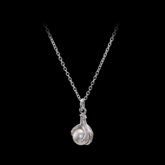 Eine von Maria Nilsdotter entworfene Krallenperlenkette aus Silber mit einer Süßwasserperle wird vor einem neutralen Hintergrund gezeigt.