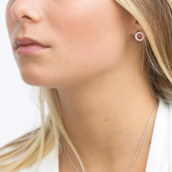 Biella Uno Piccolo Örhängen i silver med gnistrande Cubic Zirconia-stenar från Sif Jakobs Biella-kollektion.