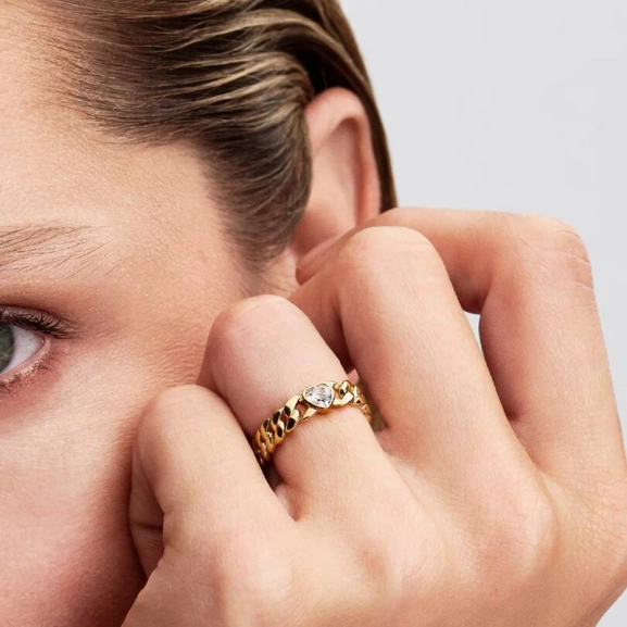 Kubansk kedjering med hjärtformad sten i guldplätering från Pandora Timeless. Ge din stil en djärv uppgradering med denna moderna och sofistikerade ring.