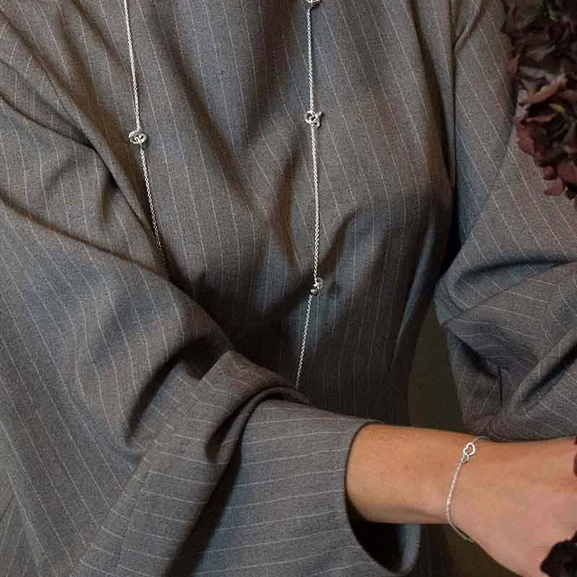 Le Knot Medium Necklace Long - Drakenberg Sjölin Halsband - Snabb frakt & paketinslagning - Nordicspectra.se