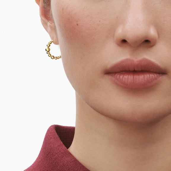 SS25_ECOM_ON-MODEL_MOONLIGHT GRAPES_EARHOOP_20001190_Close-ups
