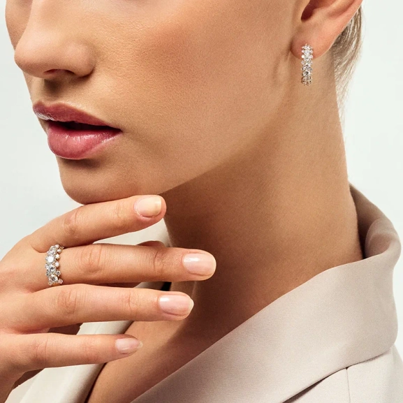 Fior Earrings 14K Vitguld: Eleganta creoler i vitguld med syntetiska diamanter