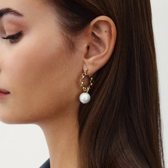 erbjuder två stilar i ett smycke. Diameter 20 mm