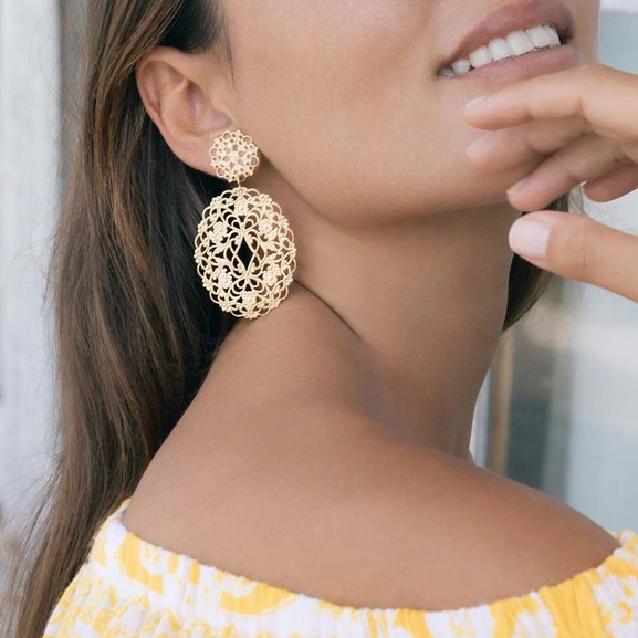 Zandra Earring Gold Metal - Caroline Svedbom - Nopea toimitus ja lahjapakkaus - Nordic Spectra