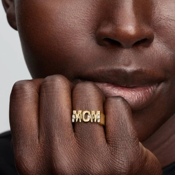 14 Karat vergoldeter Ring mit dem Schriftzug „MOM“ aus funkelnden Steinen