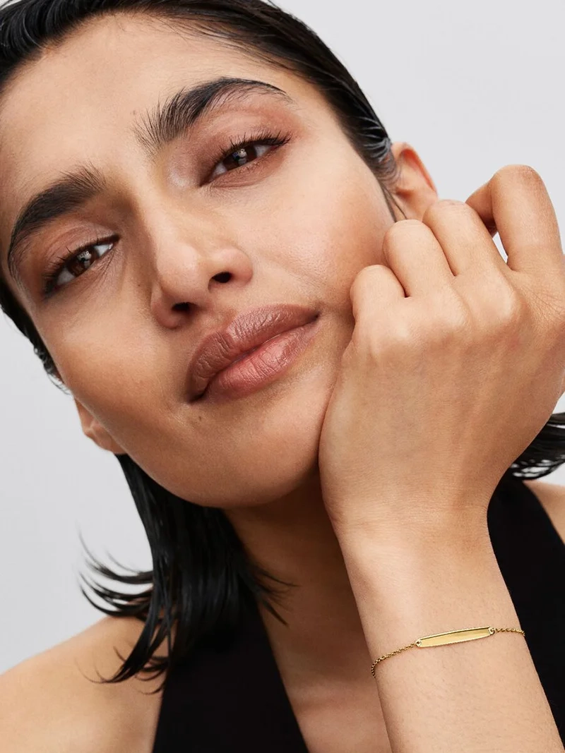 Armband med Bricka Guld från Pandora Moments kollektionen med Cubic Zirconia stenar i 14 karat guldplätering. Skapa din unika stil och visa din sanna jag med detta eleganta smycke.