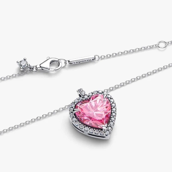 Rosa Sten Collierhalsband från Pandora. Ett hjärta av rosa kubisk zirkonia omringat av gnistrande stenar bildar en strålande cirkel som dansar längs kedjan och fångar ljuset i varje steg. Ett smycke som utstrålar elegans och romantik.