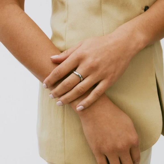 en med glittrande cubic zirconia och en slät