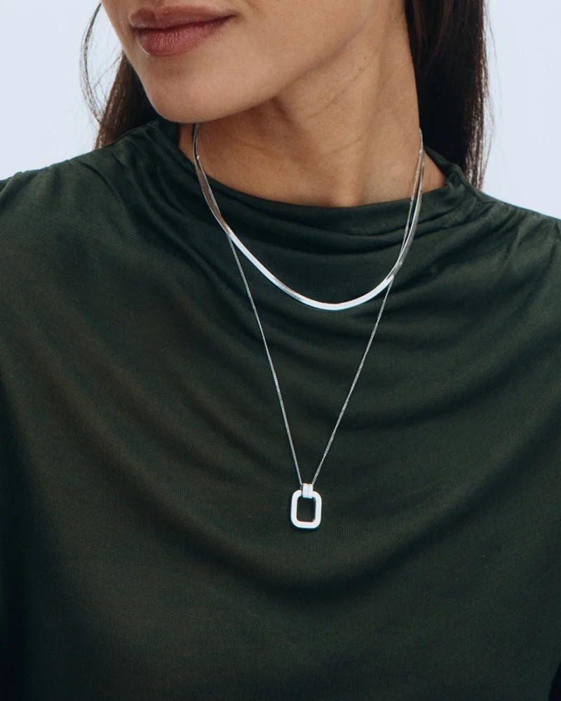 50-54 cm långt med en mjukt rundad kvadratisk dekoration