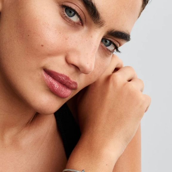 Blå Delfin i Muranoglas Berlock från Pandora med delfiner som dansar runt ett hjärta i sterlingsilver