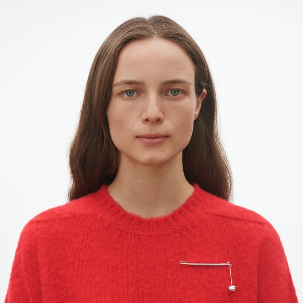 SS25_ECOM_ON-MODEL_VIVIANNA_BLOOM_BROOCH 3_3531790