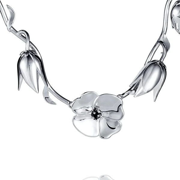 mittblomma som blickfång. Justerbar längd 40-45 cm. Från Efva Attling.