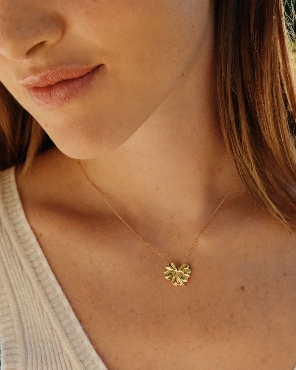 Halsband i 14K guldplätering med kedja som löper genom ett stort