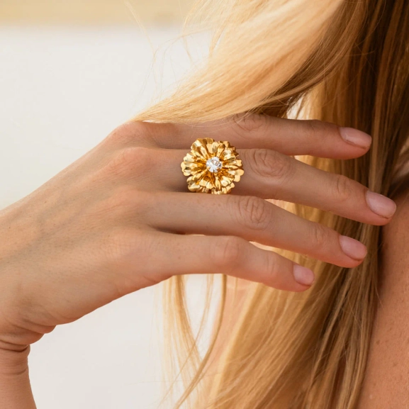 Guldpläterad justerbar ring med 24 mm dekoration av högkvalitativa kristaller från Caroline Svedboms Blossom-kollektion.