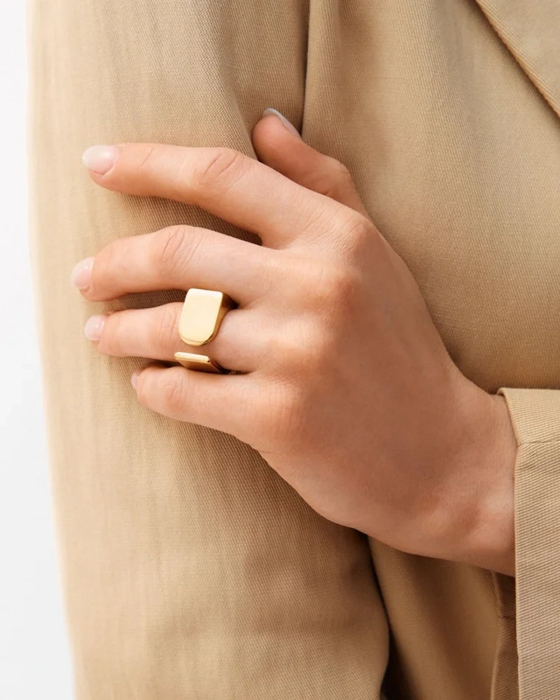 Elegant Insignia Ring i 14K guldpläterat stål från Edblad