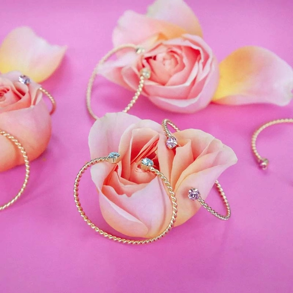 Mini Twisted Bracelet Gold Light Peach - Caroline Svedbom - Snabb frakt & paketinslagning - Nordicspectra.se