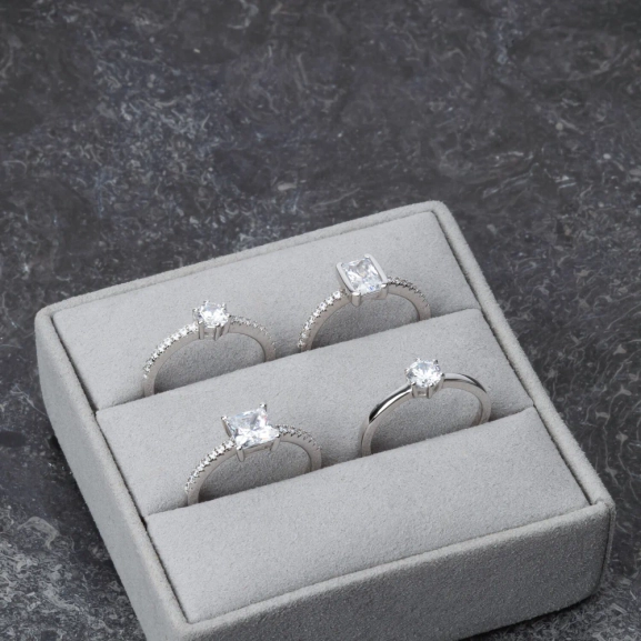 Ellera Uno Grande Ring i silver med en glittrande cubic zirconia-sten från Sif Jakobs kollektion Ellera.