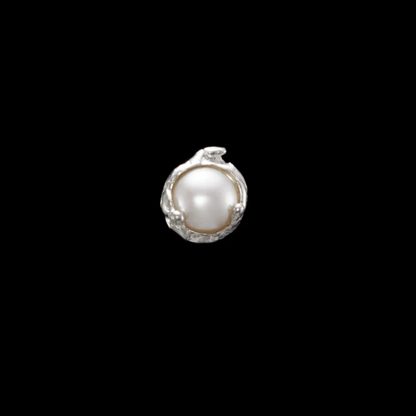 Dew Drop Pearl Stud örhänge i silver med sötvattenspärla