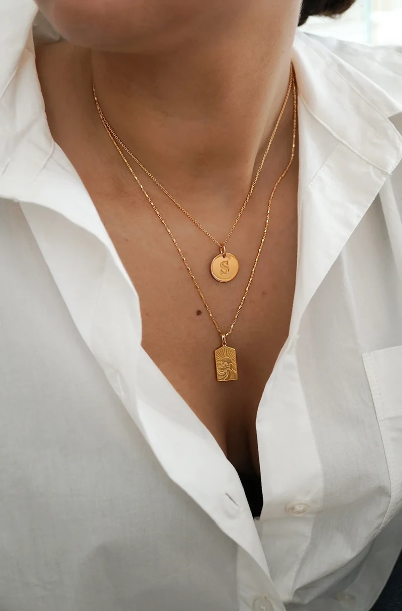 Lucky Coin Keep Dreaming Necklace Gold från Syster P i 18K guldpläterat silver med paradisdesign och "Keep dreaming"-gravyr