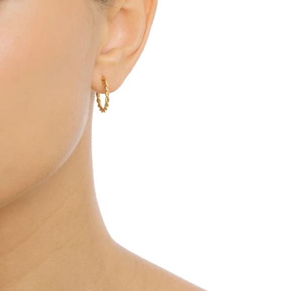 stilrena örhängen i 18K guld med en elegant virad design för både vardag och fest.