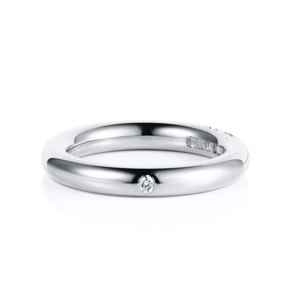 tunn platina-ring med briljantslipad diamant