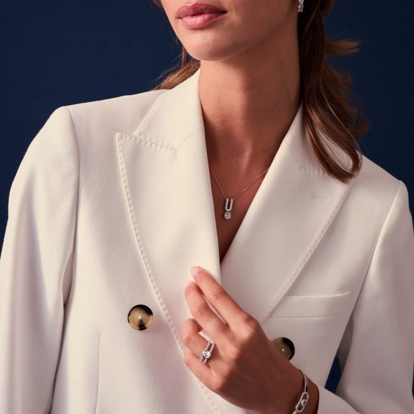 Ellisse Carezza Uno Halsband i silver med gnistrande Cubic Zirconia-stenar från Sif Jakobs Ellisse-kollektion.