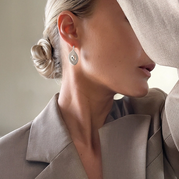 droppformade stiftörhängen med rund detalj