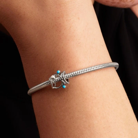 ger en känsla av lyx och trygghet. En perfekt accessoar för att komplettera din stil med elegans.