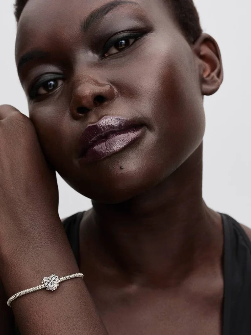 Hjärtformad berlock med gnistrande stenar i sterlingsilver från Pandora Moments. Skapa en känsla av elegans och sprid kärlek och glädje med denna vackra accessoar.