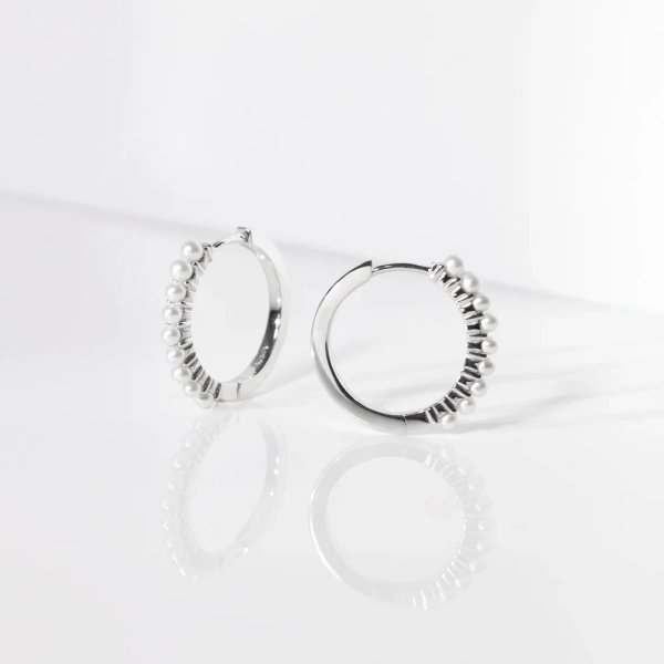 Ellera Perla Grande Örhängen i silver med eleganta sötvattenpärlor från Sif Jakobs Ellera-kollektion.