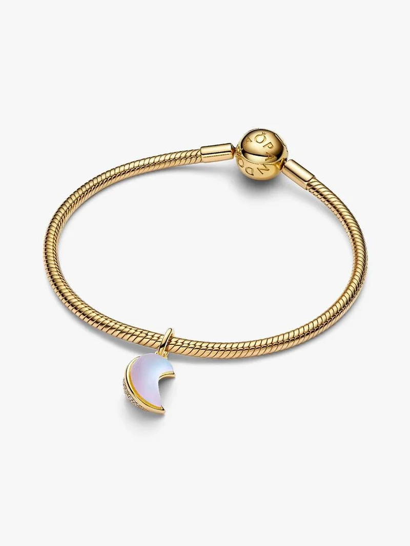 Glittrande Halvmåne Hängberlock Guld från Pandora. Förtrollande månskensdesign med månsten och gnistrande stenar. Symboliserar gränslös skönhet och mystik.