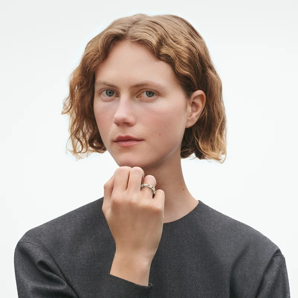 AW25_ECOM_ON-MODEL_REFLECT_SMALL_CHAIN_RING_20001090