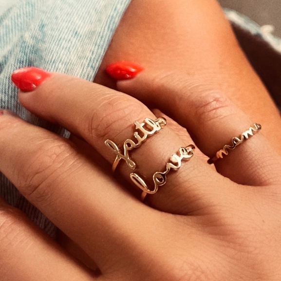 justerbar ring i 18K guldförgylld mässing med "mama" i handskrivet typsnitt