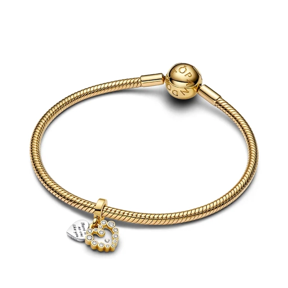 Mamma Glittrande Dubbel Hängberlock Guld. En hyllning till moderskapets kraft och kärlekens djup. Hjärtformade berlocker i sterlingsilver och 14 karat guld