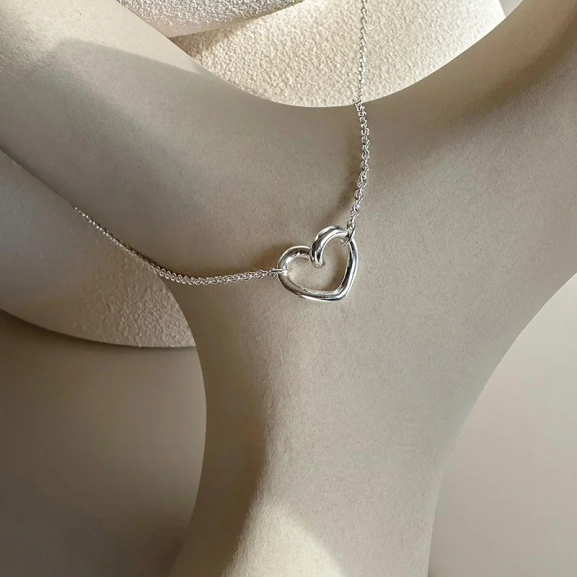 Love Vibe Necklace i polerat återvunnet silver med ett rörligt hjärta