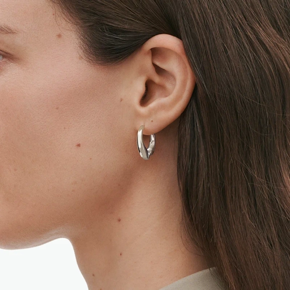 SS25_ECOM_ON-MODEL_REFLECT_LARGE_EARHOOP_20001177_Close-ups
