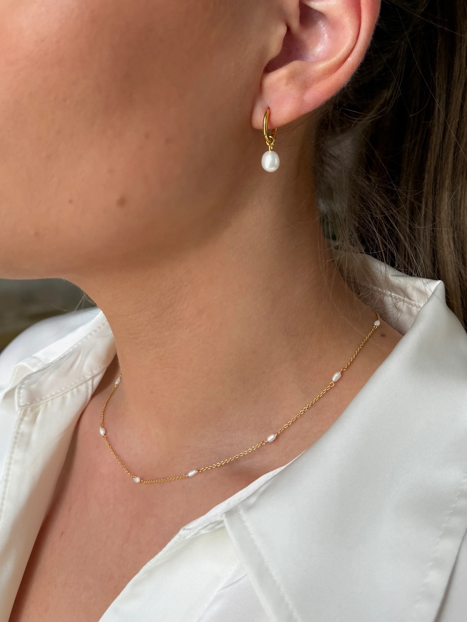 Set med pärlhalsband och matchande örhängen i guldpläterat silver med odlade sötvattenspärlor.