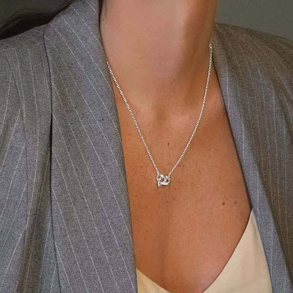 Le Knot Necklace - Drakenberg Sjölin Halsband - Snabb frakt & paketinslagning - Nordicspectra.se