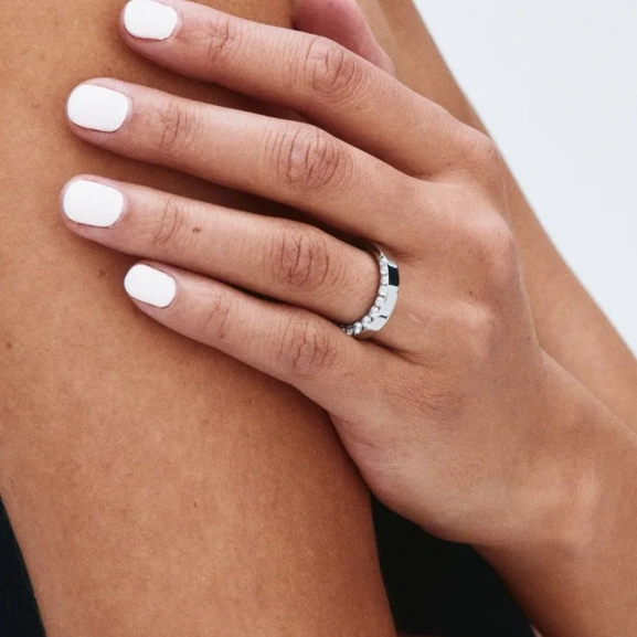 Silverfärgad Edblad Monarch-ring i polerat stål med gnistrande stenar längs ovansidan