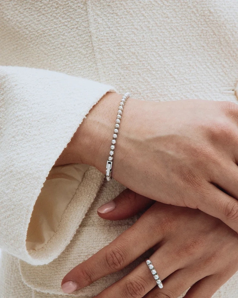 likt ett tennisarmband. Finns i 16 cm och 18 cm längd. Edblad Lilo-kollektion.