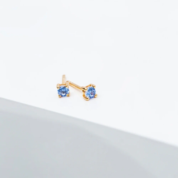 eleganta små örhängen med blå cubic zirconia i 18K guldpläterat silver.