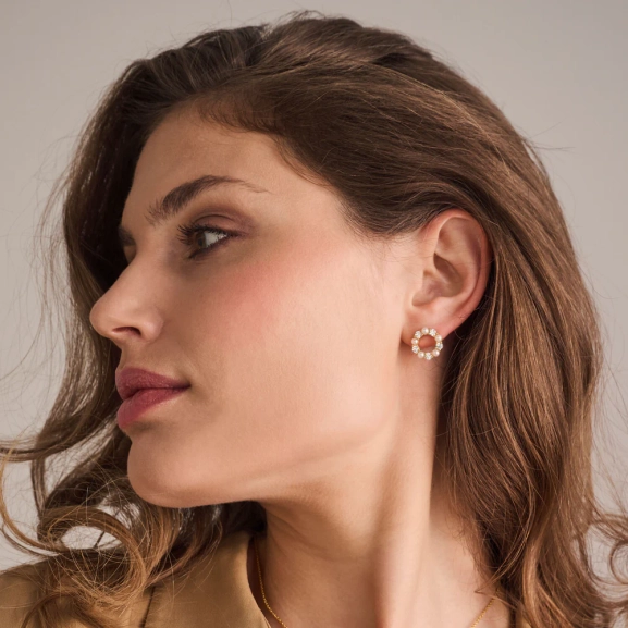 eleganta örhängen i 18K guldpläterat silver med cubic zirconia och sötvattenpärla.