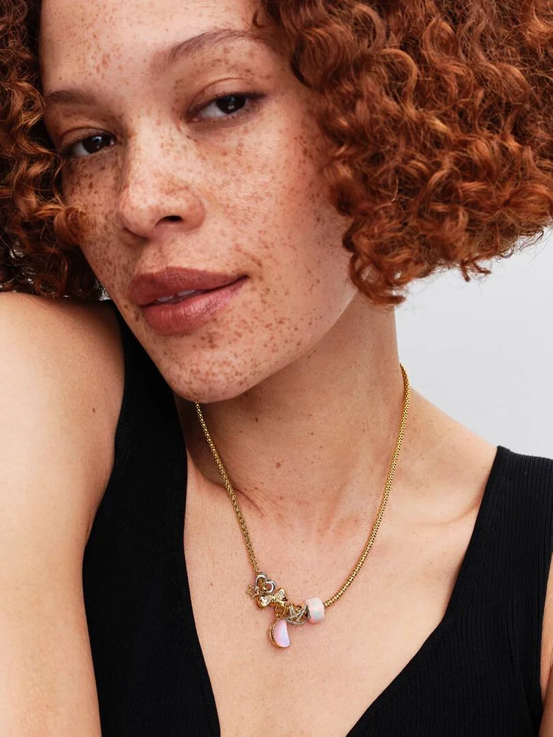 Glittrande Halvmåne Hängberlock Guld från Pandora. Förtrollande månskensdesign med månsten och gnistrande stenar. Symboliserar gränslös skönhet och mystik.