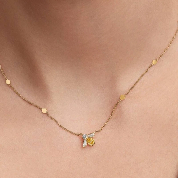 dekorerat med cubic zirconia.